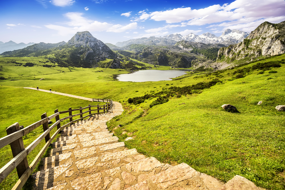 hiking trail to lake ercina